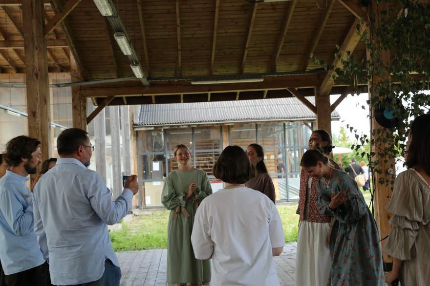 Гости в хороводе под навесами ярмарки